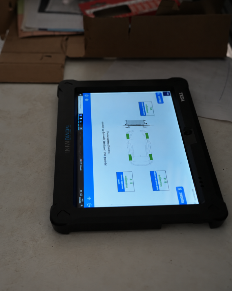 Tablette TEXA utilisée pour le réglage des équipements de calibrage.